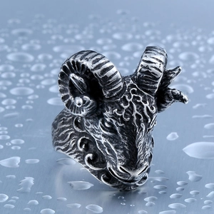 Bague tête de bélier vintage en acier inoxydable avec finition argentée vieillie