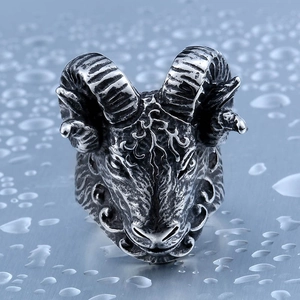 Bague tête de bélier vintage en acier inoxydable avec cornes détaillées sur fond bleu