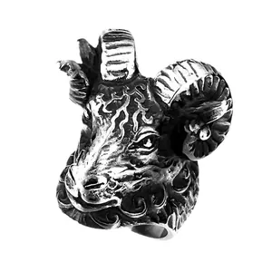 Bague tête de bélier de style gothique en acier inoxydable argenté avec cornes gravées
