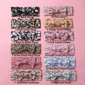 Lot de 12 bandeaux pour bébés avec nœuds floraux de couleurs variées sur fond rose
