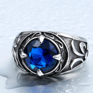 Nahaufnahme des Vintage-Ring aus Edelstahl mit blauem Saphir und kunstvollen Gravuren