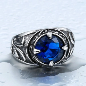 Makroaufnahme eines Vintage-Edelstahlrings mit einem großen blauen Saphir-Edelstein