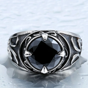 Makroaufnahme des Vintage Edelstahlrings mit schwarzem Edelstein und floraler Gravur