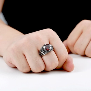 Vintage-Ring aus Edelstahl für Herren mit großem rotem Edelstein und verzierten Gravuren