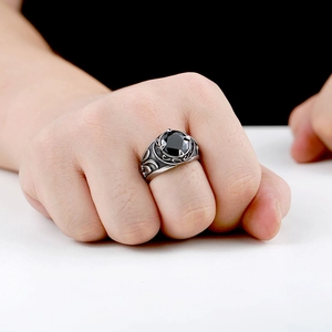 Detailaufnahme eines Vintage Stahlrings mit Gravur und großem schwarzen Saphir-Edelstein
