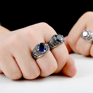 Makroaufnahme von Vintage Edelstahlringen mit blauem Saphir und gravierten Mustern