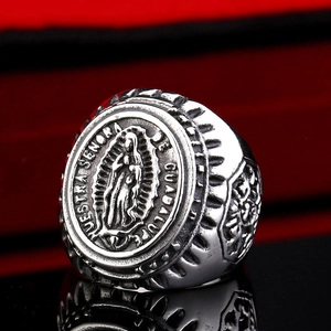 Vue macro détaillée du relief de la Vierge Marie sur une bague en acier avec gravures