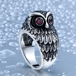 Anello civetta vintage in acciaio inox con occhi in zircone rosso e texture piume