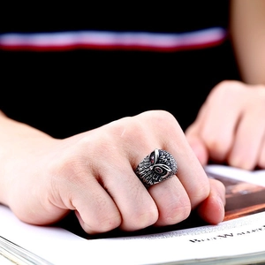 Anello a forma di gufo vintage in acciaio inox con occhi in zircone rosso e intagli