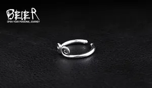 Vue détaillée de la bague cerceau doré Sun Wukong en argent poli sur cuir noir