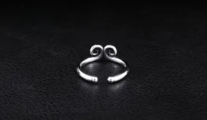 Vue macro de la bague cerceau d'or Sun Wukong montrant la finition antique et les motifs