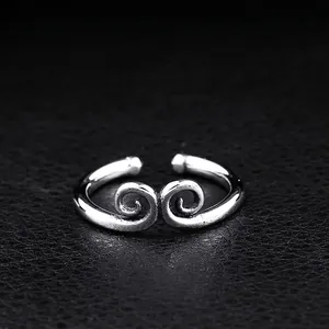 Bague vintage cerceau d'or Sun Wukong en acier titane avec motif de nuages complexes