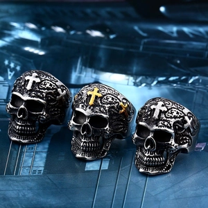 Anillos de calavera estilo punk en acero con cruces grabadas y patrones góticos