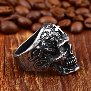 Vista macro de anillo calavera punk con grabado de cruz y acabado vintage en madera