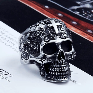 Anillo de calavera punk gótico en plata antigua con grabados de cruces y motivos florales