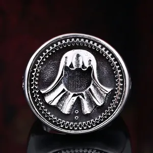 Bague vintage gothique en acier inoxydable avec personnage sans visage et bords dentelés