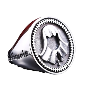 Bague gothique en acier inoxydable argenté avec relief à capuche et gravure Beherit