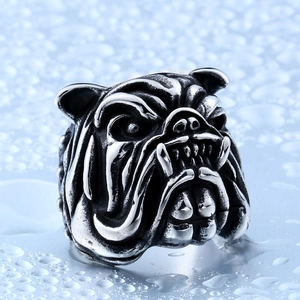 Bague tête de bouledogue en acier titane argenté avec gravure faciale détaillée