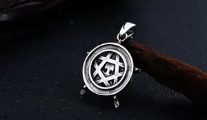 Gros plan d'un pendentif punk en acier avec crâne et étoile sur un support en bois