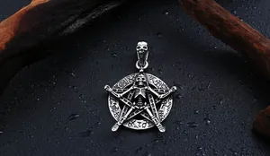 Vue macro d'un pendentif gothique pentagramme crâne en acier vieilli sur bois