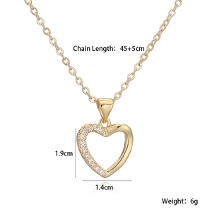 Vue détaillée du pendentif cœur plaqué or 18K avec un côté serti de zircons blancs brillants