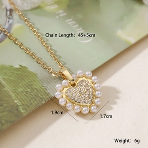 Gros plan du pendentif cœur plaqué or avec perles et zircons montrant les dimensions exactes