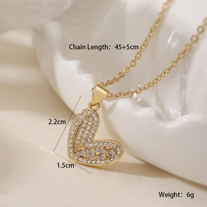 Vue détaillée du collier pendentif cœur doré avec chaîne 45+5cm et incrustation zircon