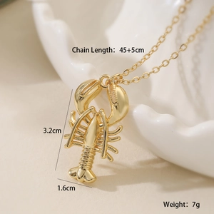 Dettaglio della collana con ciondolo aragosta oro che mostra dimensioni 3,2x1,6 cm