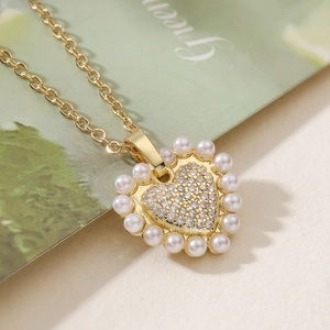Collier pendentif cœur plaqué or 18 carats avec zircons brillants et perles blanches