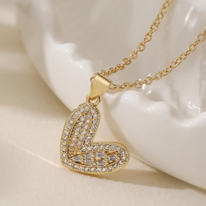 Élégant collier cœur plaqué or 18 carats avec cristaux de zircon sur fond céramique