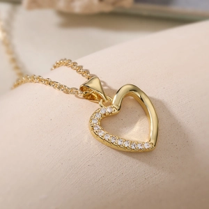 Collier élégant en forme de cœur plaqué or 18 carats avec oxydes de zirconium brillants