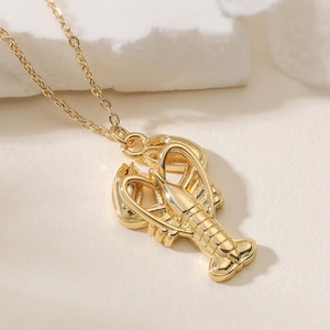 Collana con ciondolo a forma di aragosta placcata in oro con dettagli fini e catena sottile