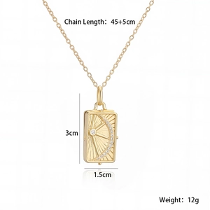 Dettagli del ciondolo solare dorato, dimensioni 3cm x 1.5cm e catena regolabile 45+5cm