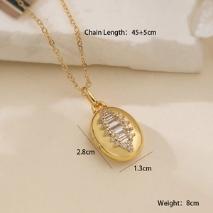 Dettagli dimensionali del ciondolo ovale in oro 18K con design a stella di zirconi