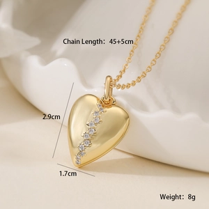 Macro di medaglione a cuore placcato oro 18K con zirconi e dettagli catena 45+5cm