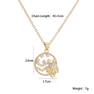 Dettaglio macro del ciondolo a medusa placcato oro 18K con zirconi e misure di 2,6x1,7cm