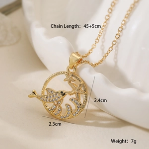 Dettaglio della collana con delfino e stella marina placcata oro 18K con zirconi