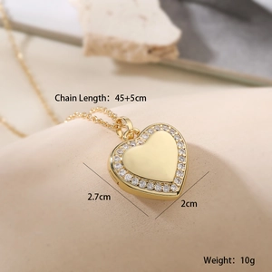 Vista dettagliata del ciondolo a cuore in oro 18K con pietre di zircone cubico bianco