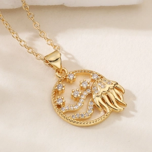 Elegante collana con ciondolo a medusa placcata oro 18 carati con zirconi bianchi