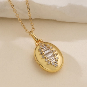 Collana con medaglione ovale retrò placcata oro 18 carati con motivi geometrici in zircone