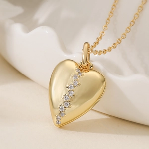 Collana con medaglione a cuore vintage placcata oro 18K con zirconi su vassoio bianco