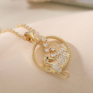 Dettaglio macro della collana con ciondolo a ippocampo in oro 18K e zirconi brillanti