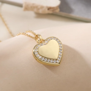 Dettaglio della collana con medaglione a cuore placcata oro 18K e zirconi lucidi