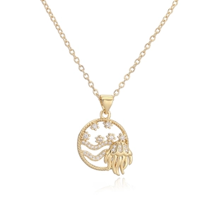Collana con ciondolo a medusa placcato oro 18 carati e zirconi lucidi su fondo bianco