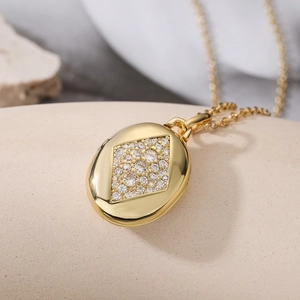 Dettaglio della collana ovale placcata in oro 18K con inserti in zirconi scintillanti