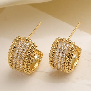 Boucles d'oreilles C plaquées or 18 carats avec zircons triple rangée sur pierre
