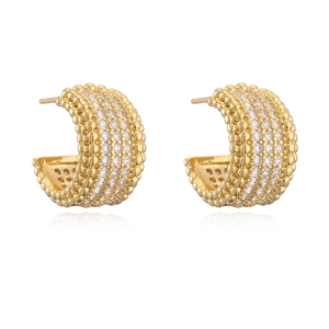Détails des boucles d'oreilles en C plaquées or 18 carats avec zircons et perles d'or