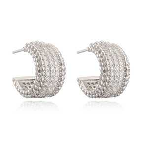 Boucles d'oreilles créoles géométriques argentées avec pavé de zircons et bord perlé