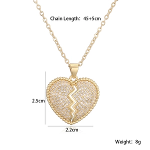 Vue détaillée du pendentif cœur doré avec incrustation de zircone et infos sur la chaîne