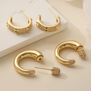 18K Vergoldet Kupfer Zirkonia Geometrische C-Form Ohrringe Mikro-Pave Niete Halbe Creolen Schmuck Für Damen Party Täglich